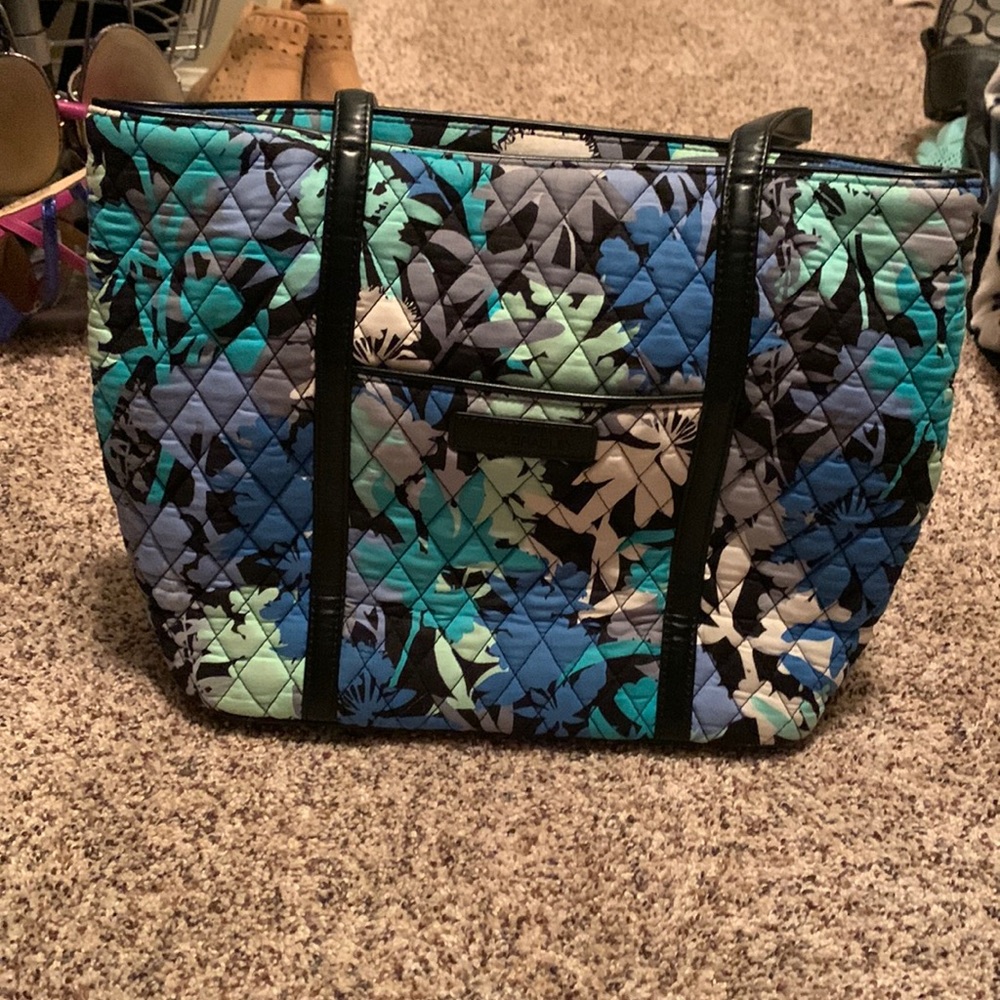 Medium sized Vera Bradley shoulder bag